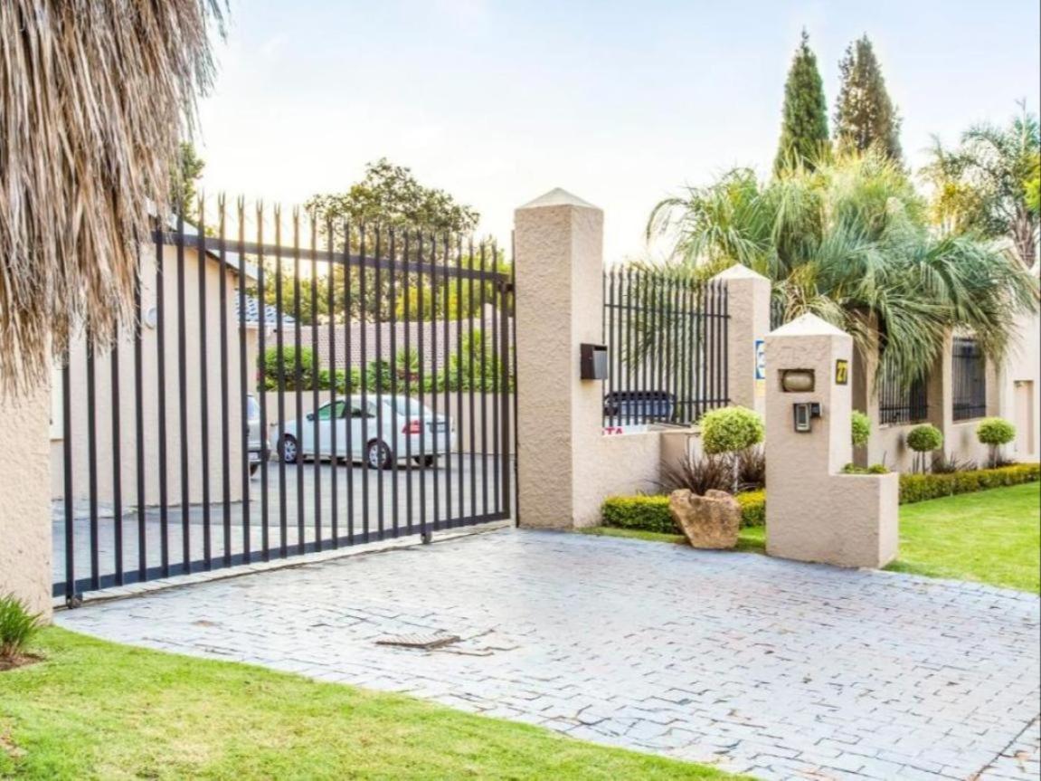 Sollunaa Guesthouse Sandton Exterior photo